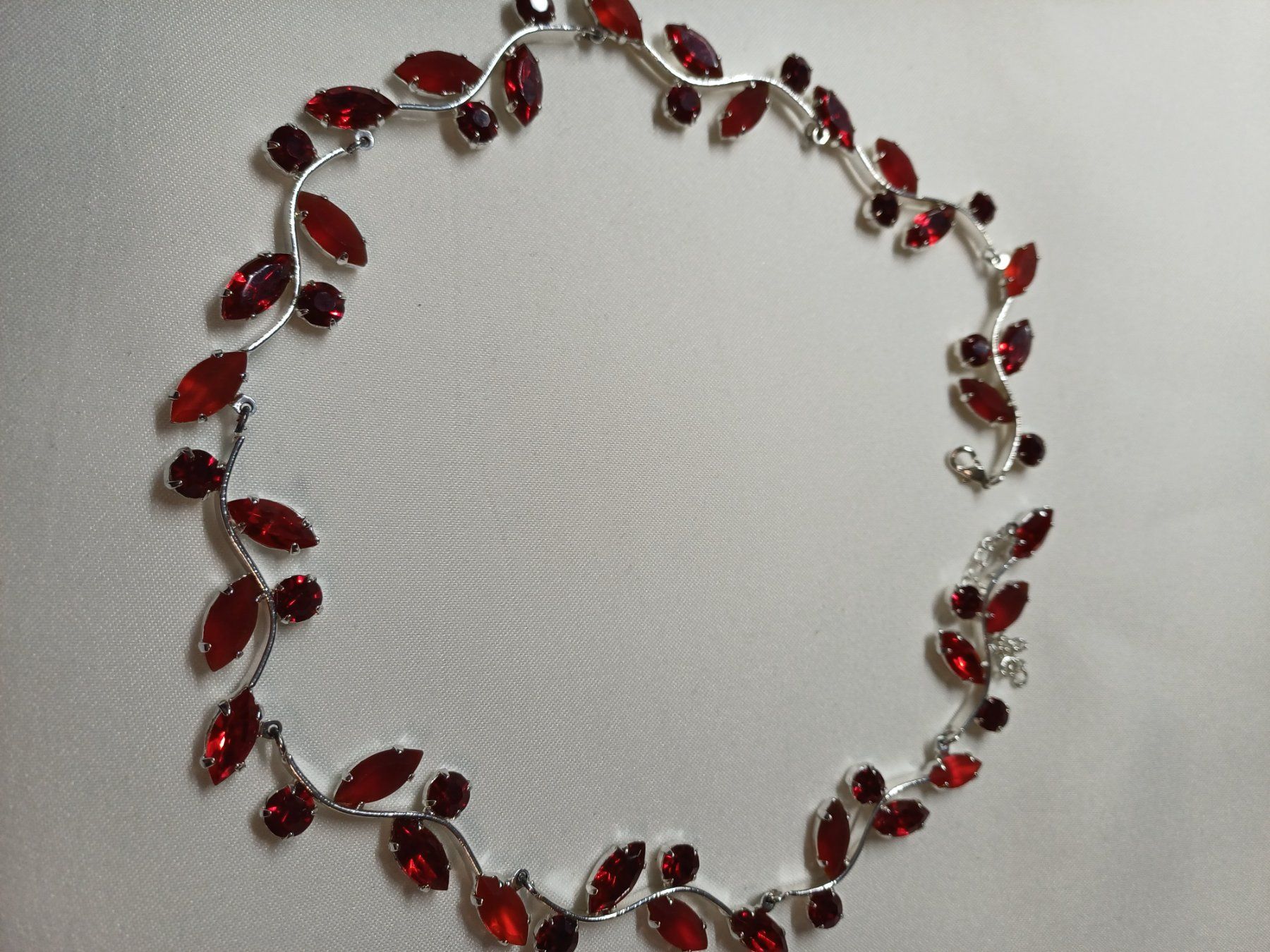 Catenine: Collier rouge   cristal de Bohême – Nuovo e nell'imballaggio originale da Le Lignon venduto da Brozova