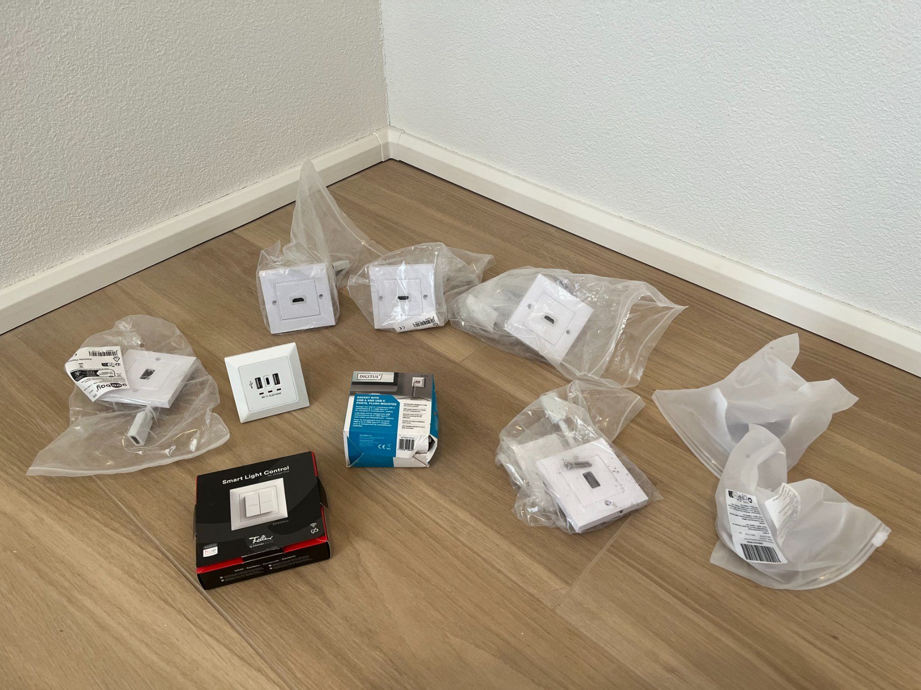 Spine: 5x HDMI Wanddose, 2x Digitus USB A & USB C Wanddose – Usato da Frauenfeld venduto da Hv