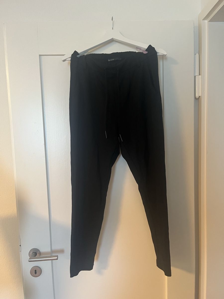 Only Hosen: Schicke, schwarze Stoffhose Grösse S von Only – Gebraucht aus Zürich von Brobin