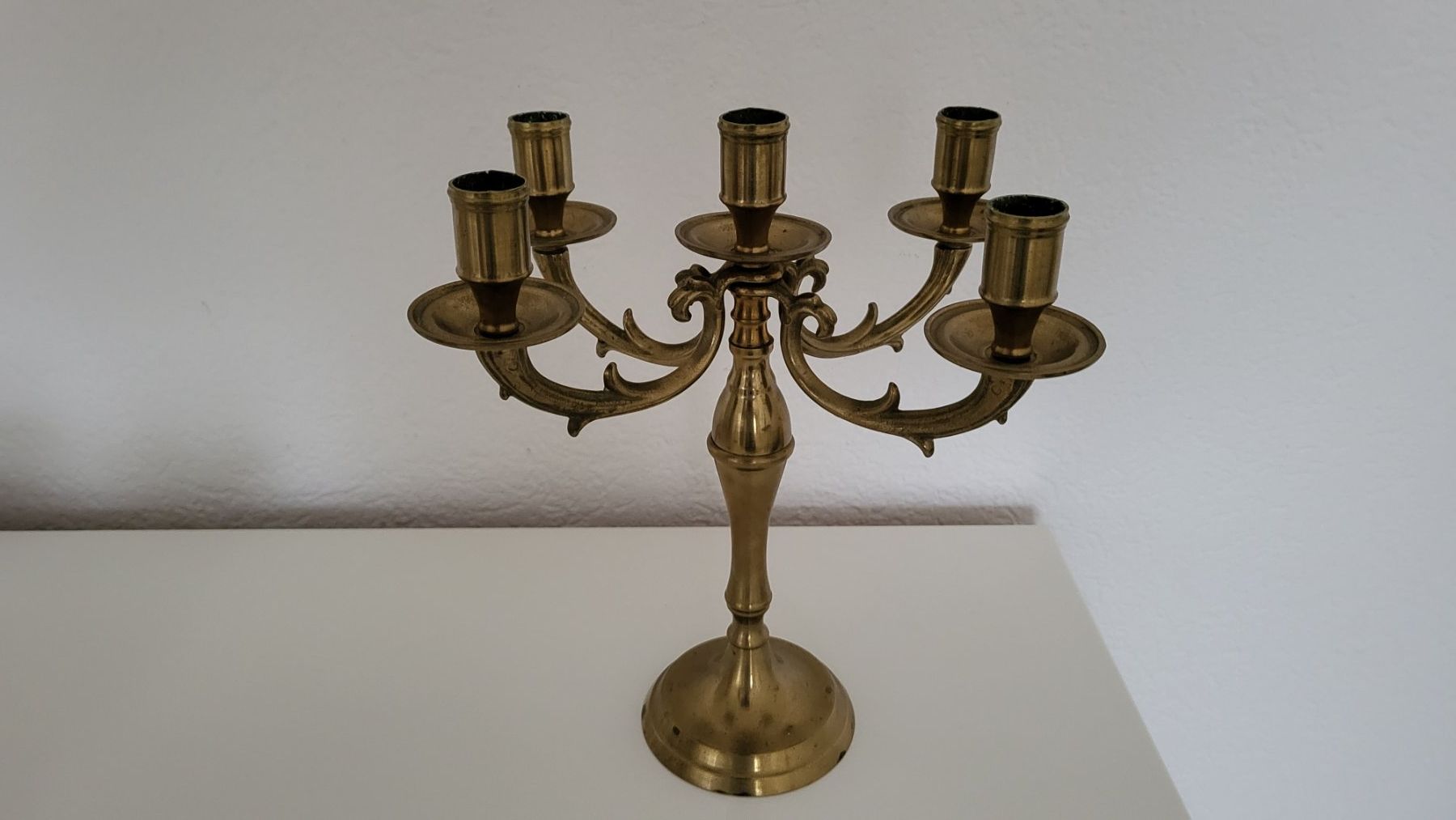 Portacandele: 5flamiger Messing Kerzenständer, H 27cm, B 21cm – Usato da Turgi venduto da rut_p556