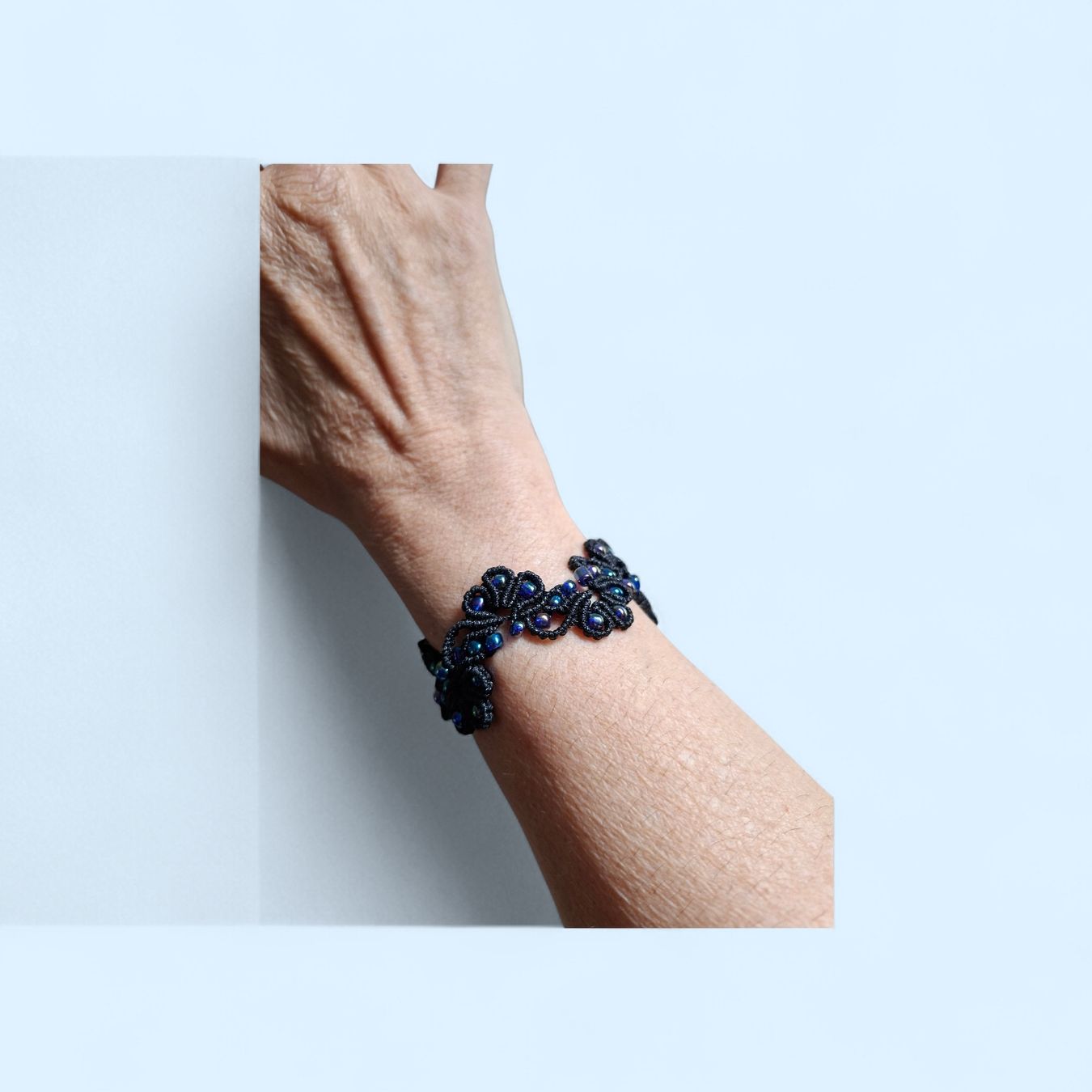 Bracciali & Braccialetti: Handgemachtes  Armband mit blau irisierenden Glasperlen – Nuovo (secondo la descrizione) da Luzern venduto da Bbig