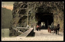 AK Flüelen / Vierwaldstättersee, Axenstrasse mit Tunnel und 