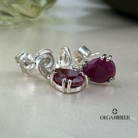 Elegante Rubin-Ohrstecker mit Charms – Sterling Silber