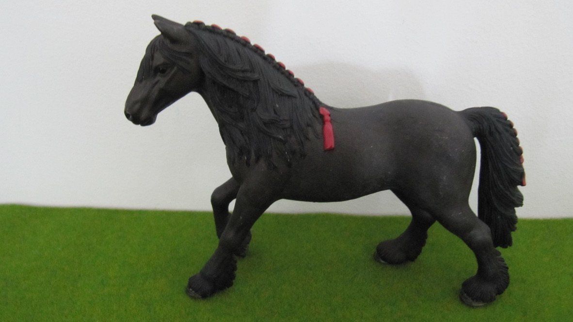 Schleich Giocattoli: Schleich Pferde Set + Pferdedecken – Usato da Brunnen venduto da Kiwiland1 1