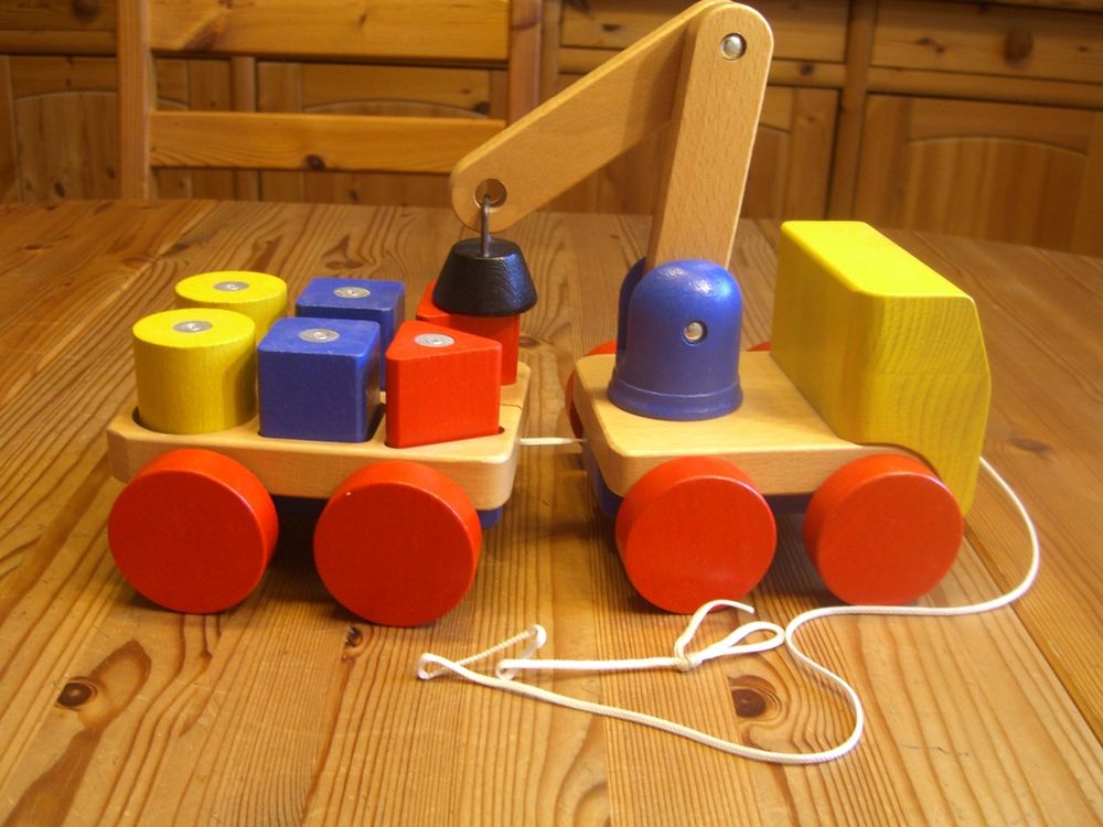 Spielzeugkran aus robustem Holz (Buche) m. Magnet-Bausteinen