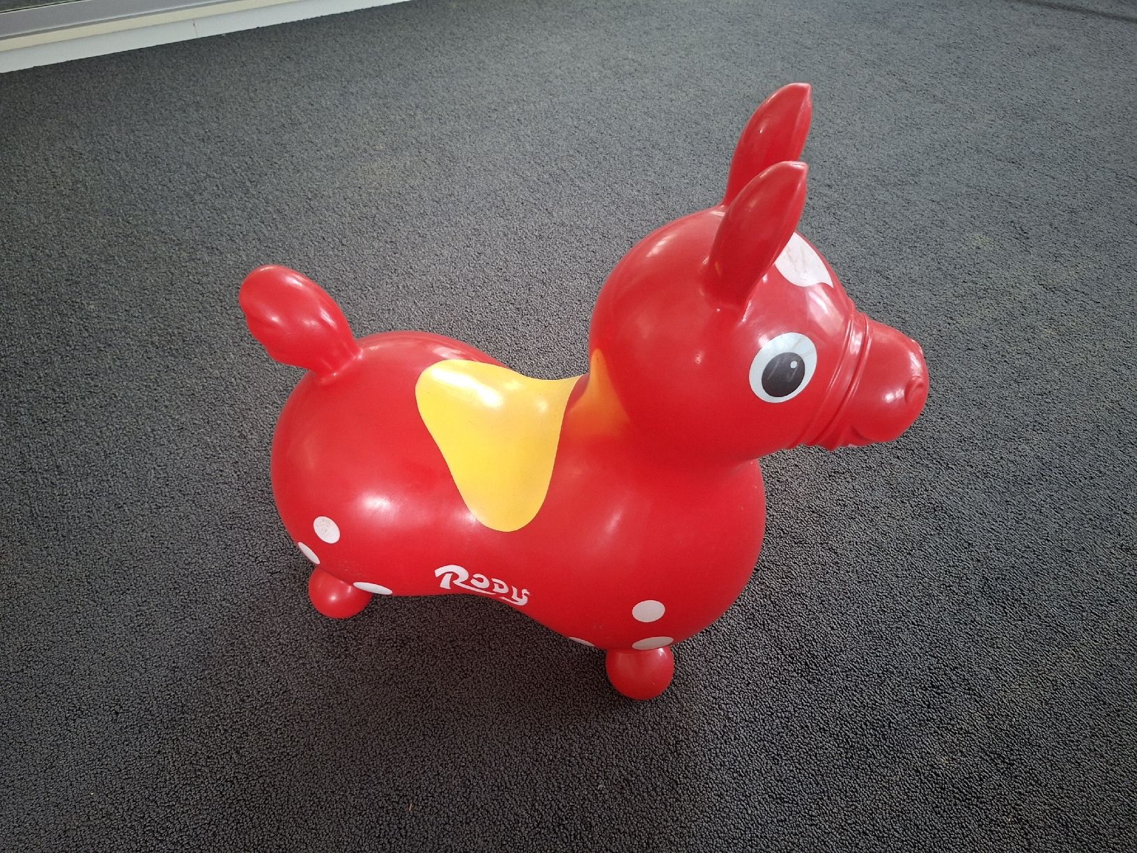 Spielzeuge: Rody Hüpfpferd rot mit gelbem Sattel – Gebraucht aus Gebenstorf von moseran13