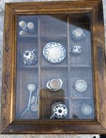 Alter Schaukasten Box Vitrine mit Mini Delft Porzellan