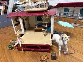 Schleich Horse Club Wohnwagen mit Zubehör und Pferd