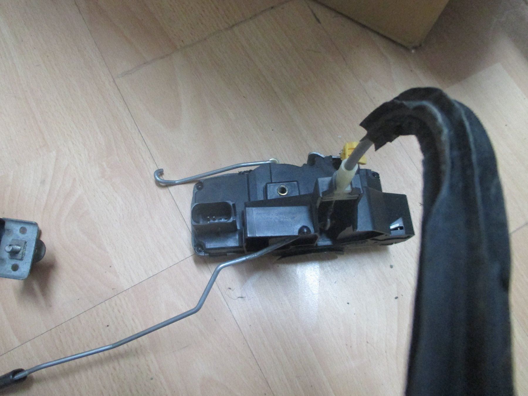 Tutti pezzi di ricambio auto: Saab 9-3 Cabrio Fensterheber + mehr... – Usato da Schafisheim venduto da Sprint33 4