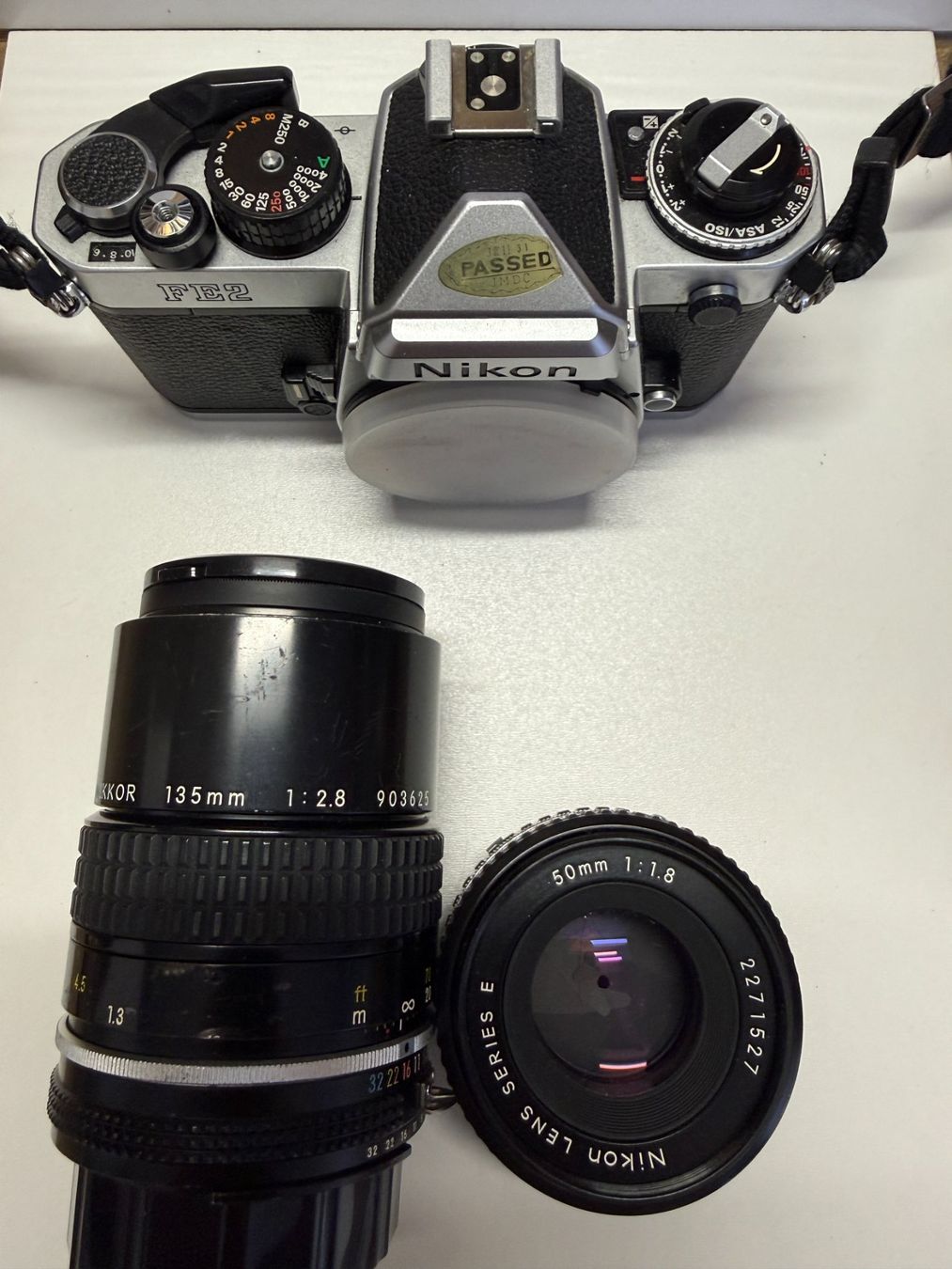 Nikon Kamera: Nikon FE2 mit 135mm/2.8 und 50mm/1.8 – Gebraucht aus Zollikofen von Hegenenshop 1