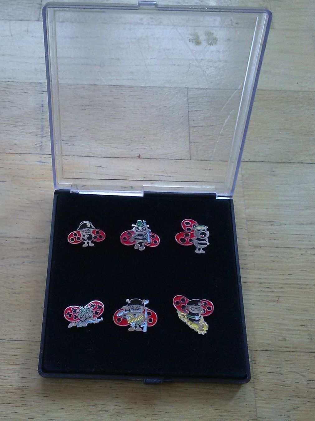 Plaketten & Abzeichen: 6er Set (Glückskäferli's) Pins im Case – Gebraucht aus St.Galllen von elkaphone 2