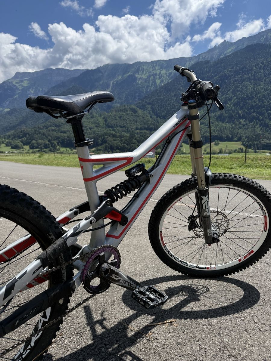 Specialized Velos: Specialized Status Downhill Velo – Gebraucht aus Unterseen von Slif00