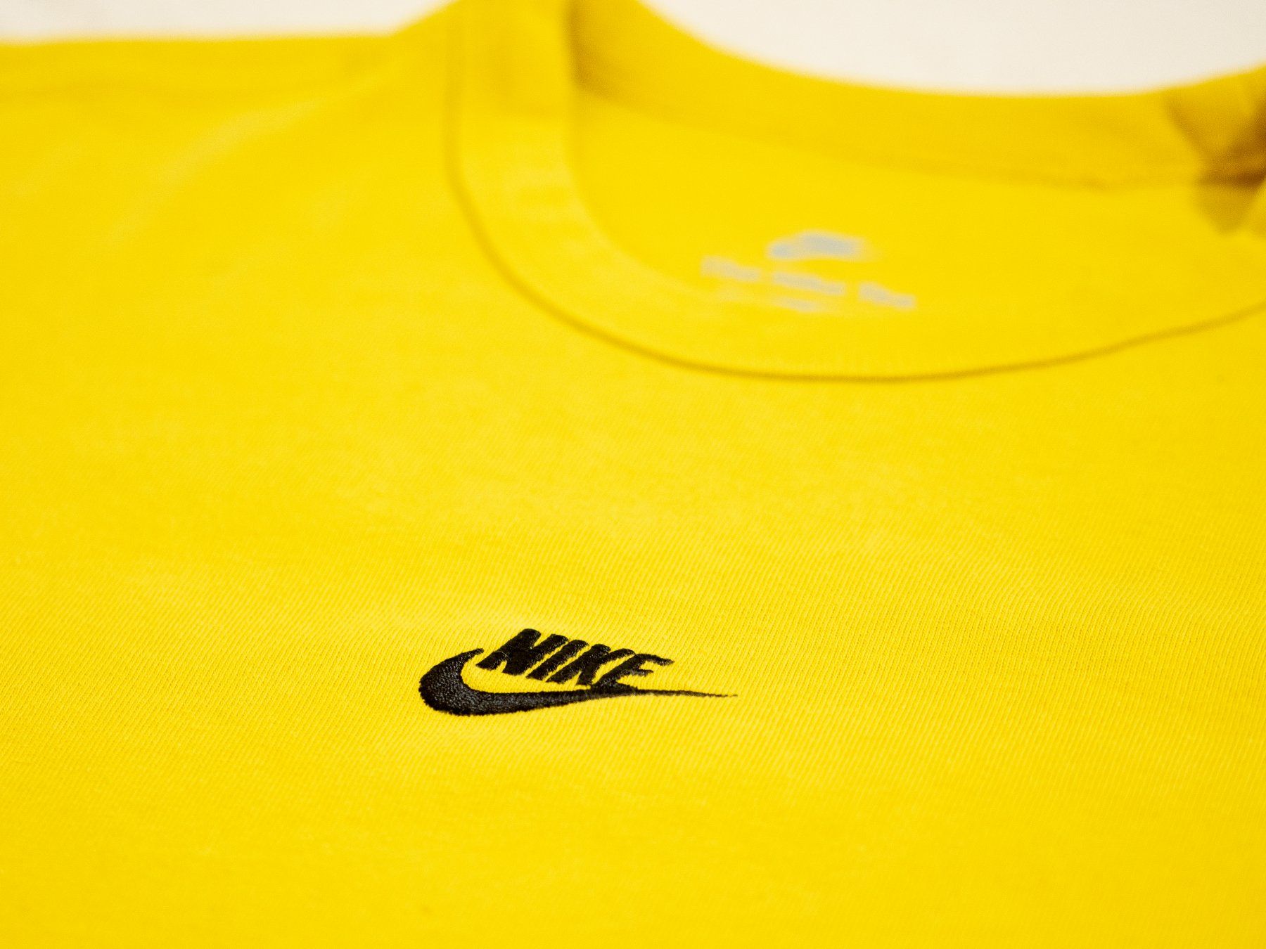 Nike T-shirt: Nike T-shirt gelb – Usato da Leuk Stadt venduto da Marihulk 1