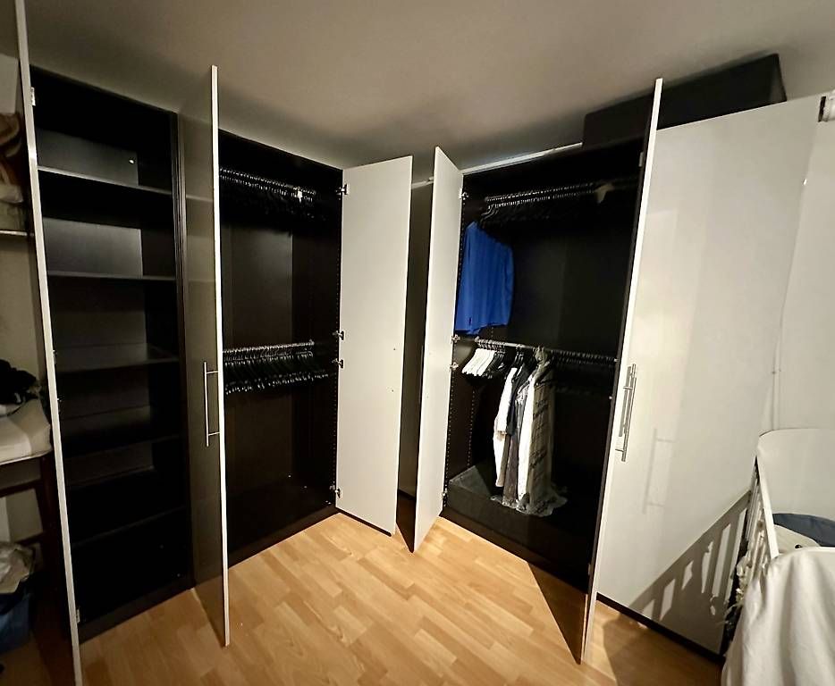 Ikea Armoires: PAX Eck-Kleiderschrank Hochglanz Hellgrau – D'occasion à Ebikon par mimiwett 2