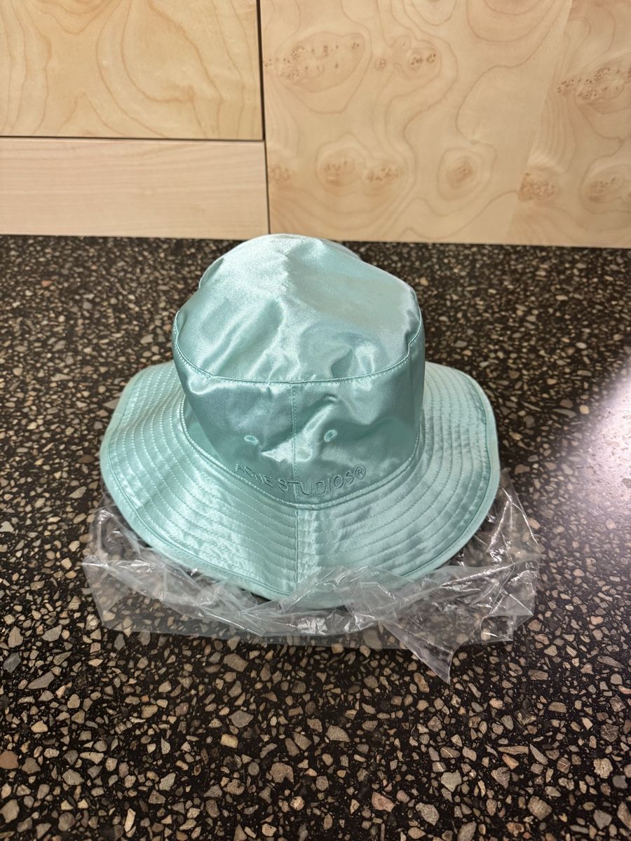 Copricapi, berretti & cappellini: NEW Acne studios bucket hat – Nuovo e nell'imballaggio originale da Zürich venduto da gva_r9gs
