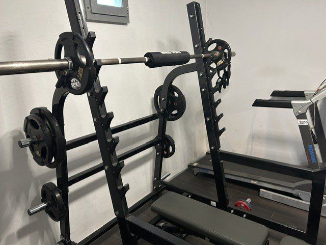 Hometrainer: CAGE A SQUATS, BANC DE MUSCULATION ET BARRE +POIDS – Usato da Genève venduto da GENEVEBELLE 1