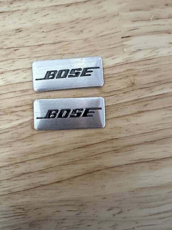 Toutes les pièces auto: BOSE Logo Emblem NEU – D'occasion à Gränichen par Xbertone