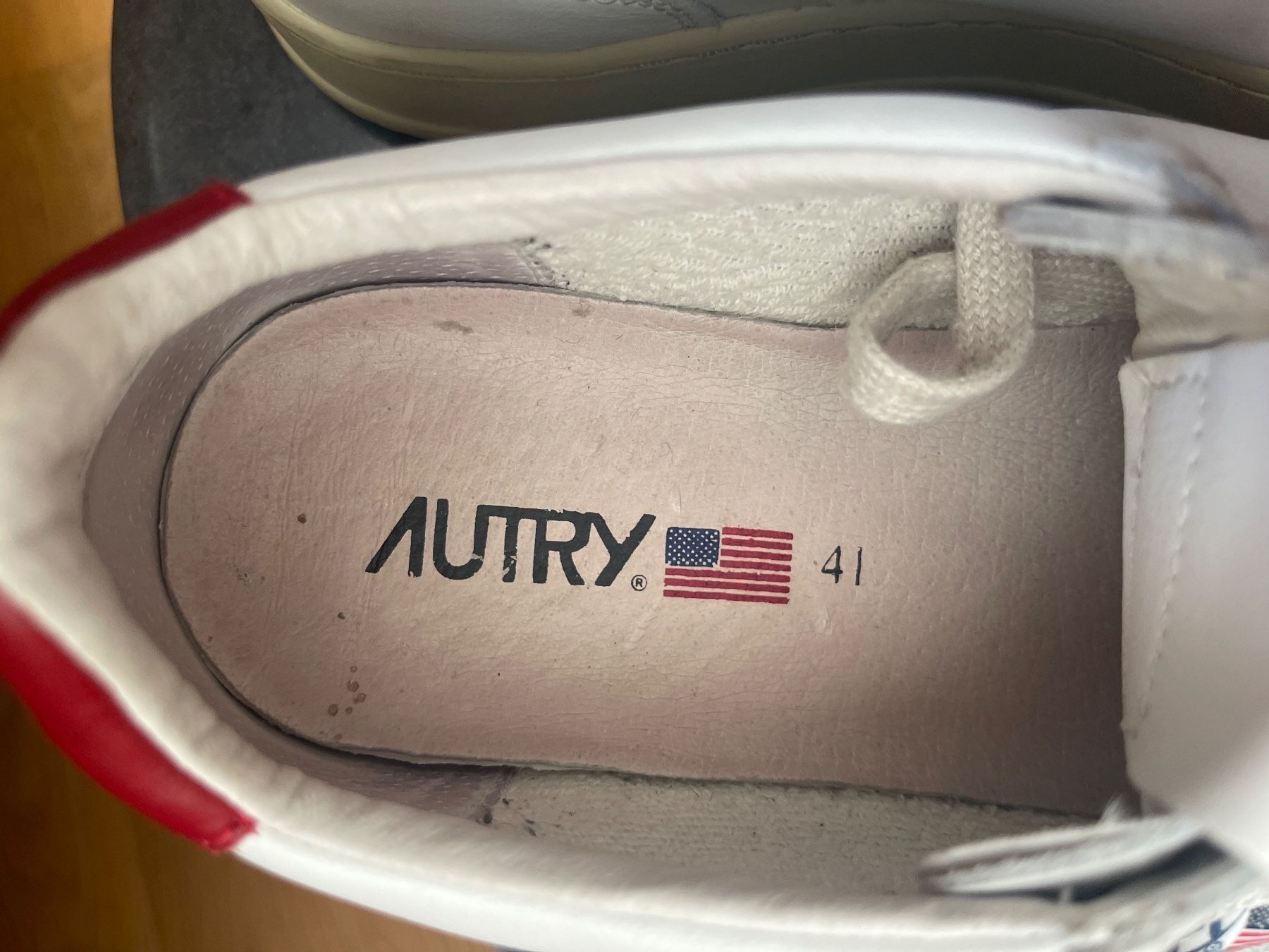 Herrenschuhe: Sneaker Autry Medalist 41 – Gebraucht aus Dielsdorf von nicolicious 4