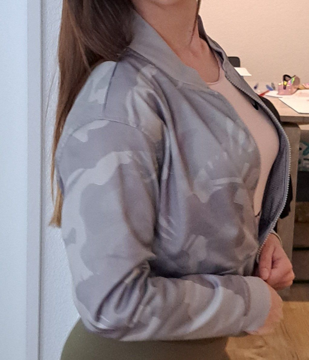 Giacche: Bomber-Jäckchen grau/grün Gr. S/M – Usato da Wetzikon ZH venduto da secondhandsfashion 1