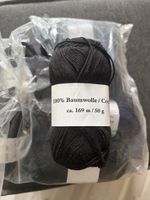 12 Knäuel schwarze Wolle