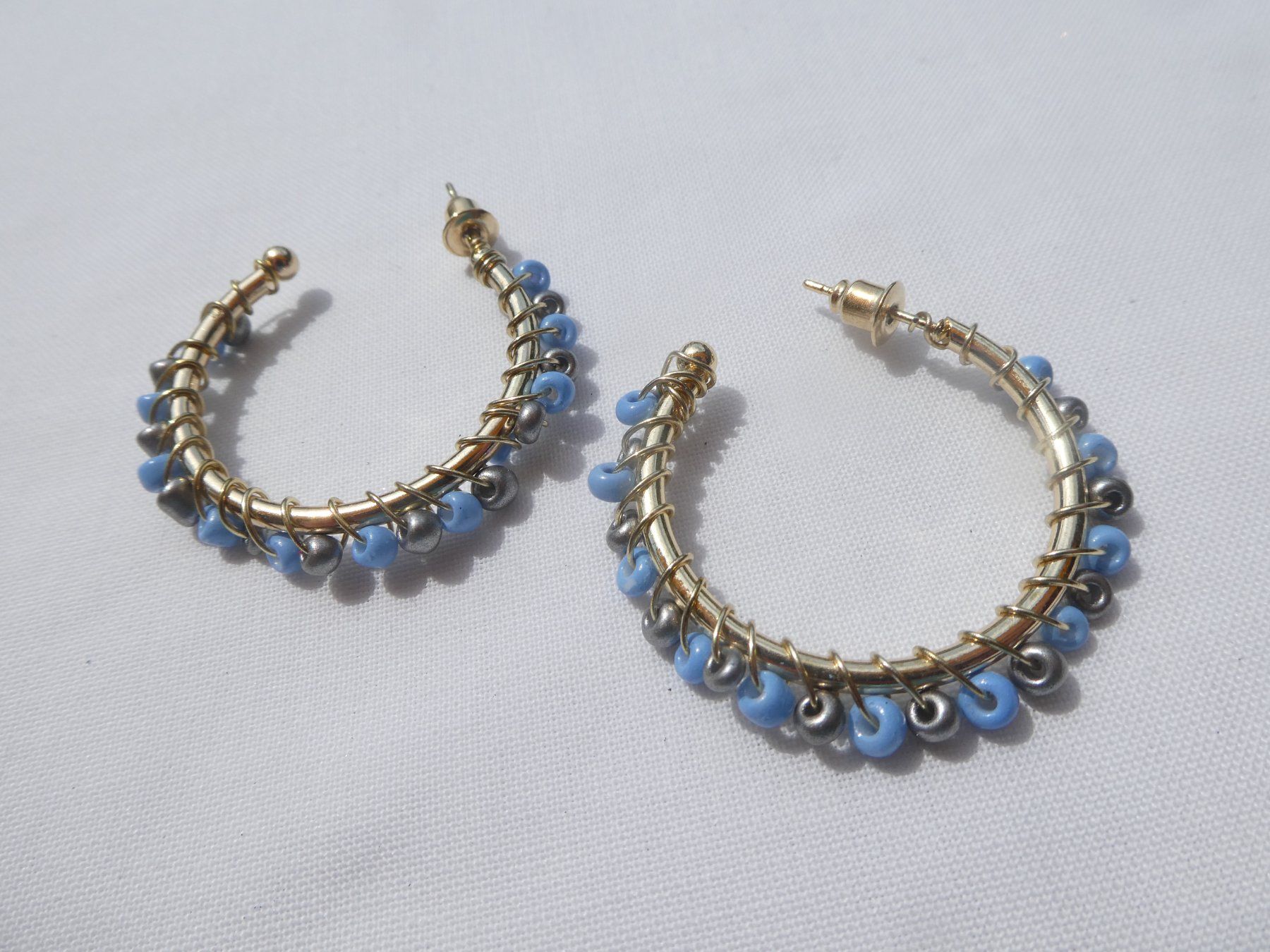 Orecchini pendenti & Orecchini a lobo: Creolen mit Rocailles-Perlen, Modeschmuck, neu – Nuovo (secondo la descrizione) da Gattikon venduto da kaandooh 1