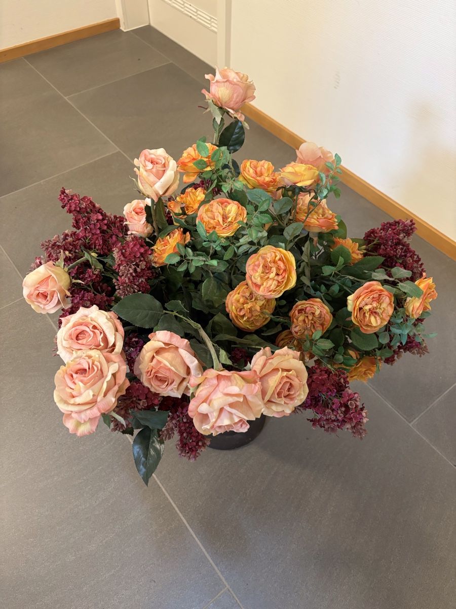 Alle Dekorationen: Gesteck mit Vase - Kunstblumen Arrangement – Gebraucht aus Erlenbach ZH von  2