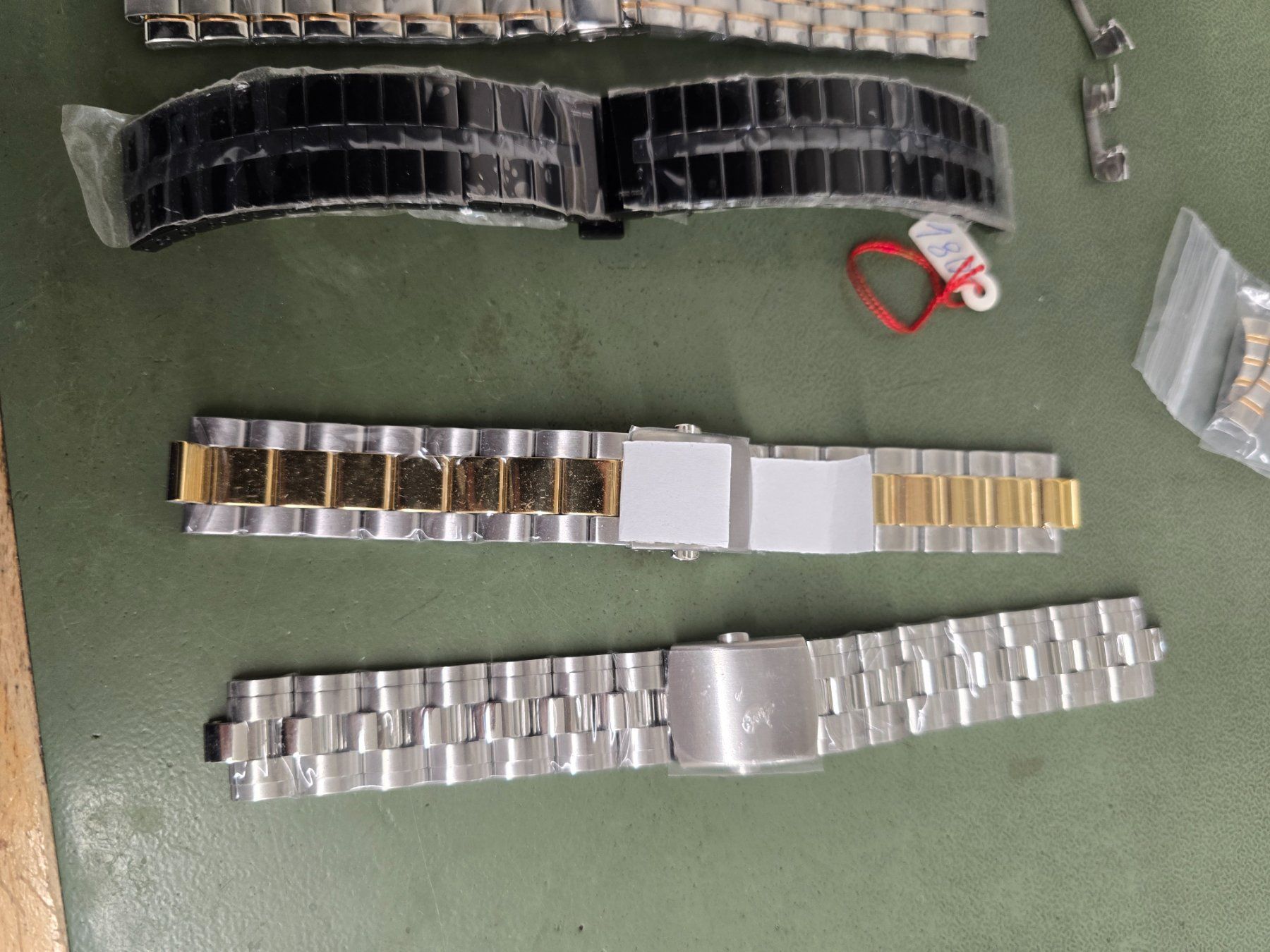 Orologi: Lot de 7 bracelets de montre – Usato da Tramelan venduto da Nirdan 1
