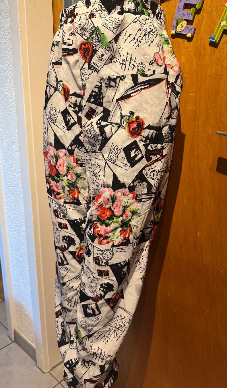 Pantaloni: Damen Sommerhose mit Rosenmuster M – Usato da Frenkendorf venduto da Style365 1