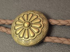 42) Bolo-Tie Westernkrawatte Blüte Relief Bronze