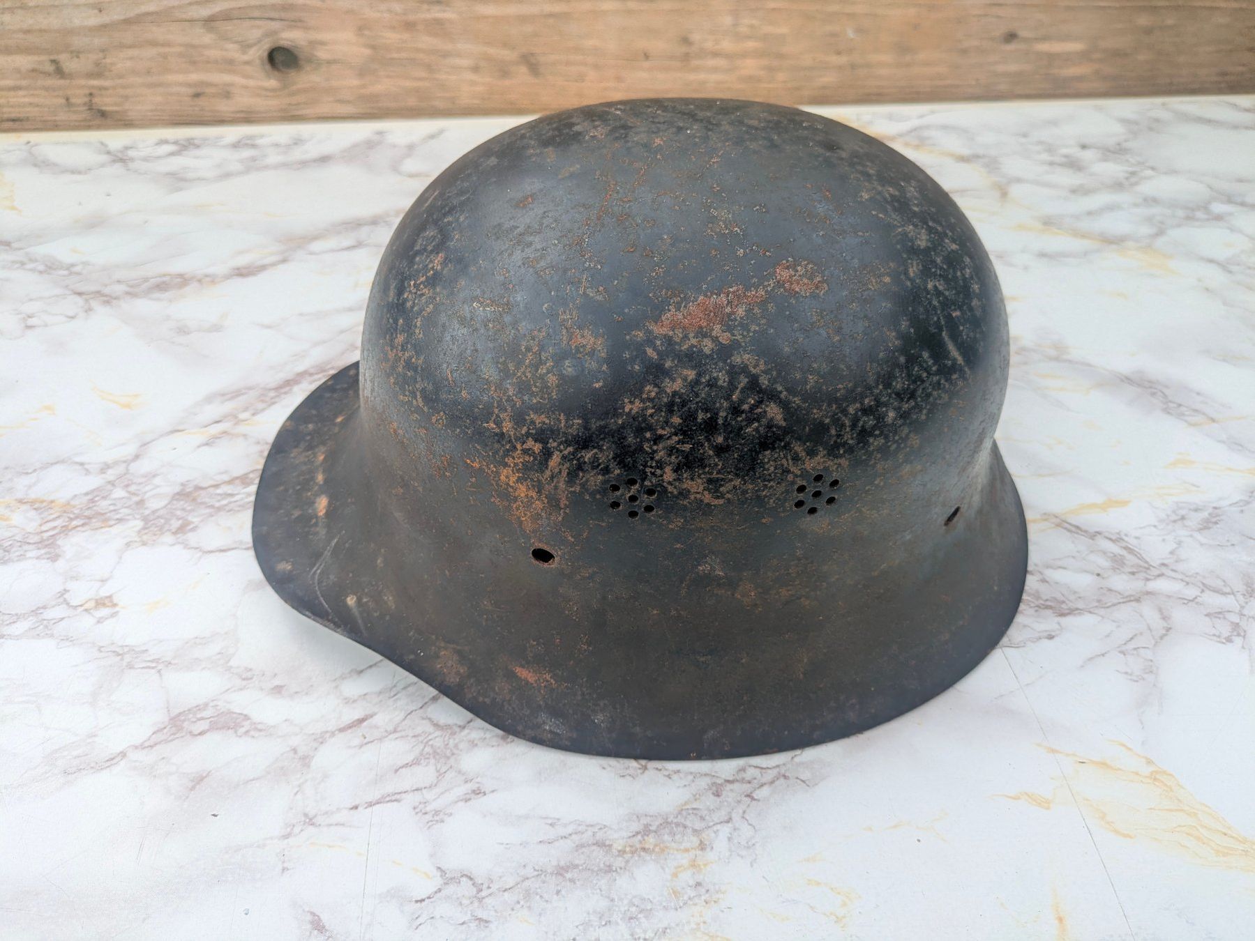 Uniformi & Effetti personali: Luftschutz Stahlhelm M34 "Duck Bill Visor" – Usato da Buttisholz venduto da ArmeeShopCH 3