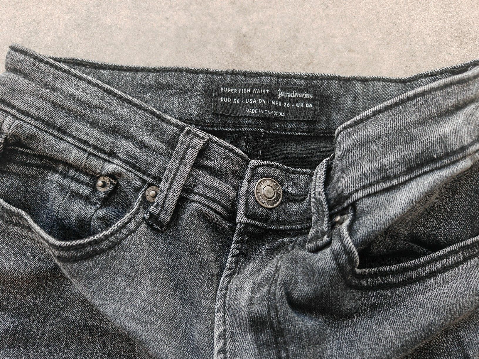 Stradivarius Jeans: Jean Stradivarius Taille 36 Taille Haute – Gebraucht aus Longirod von ali_nsd5 1