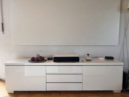 Side Board von IKEA ohne Beamer und andere Accessoires