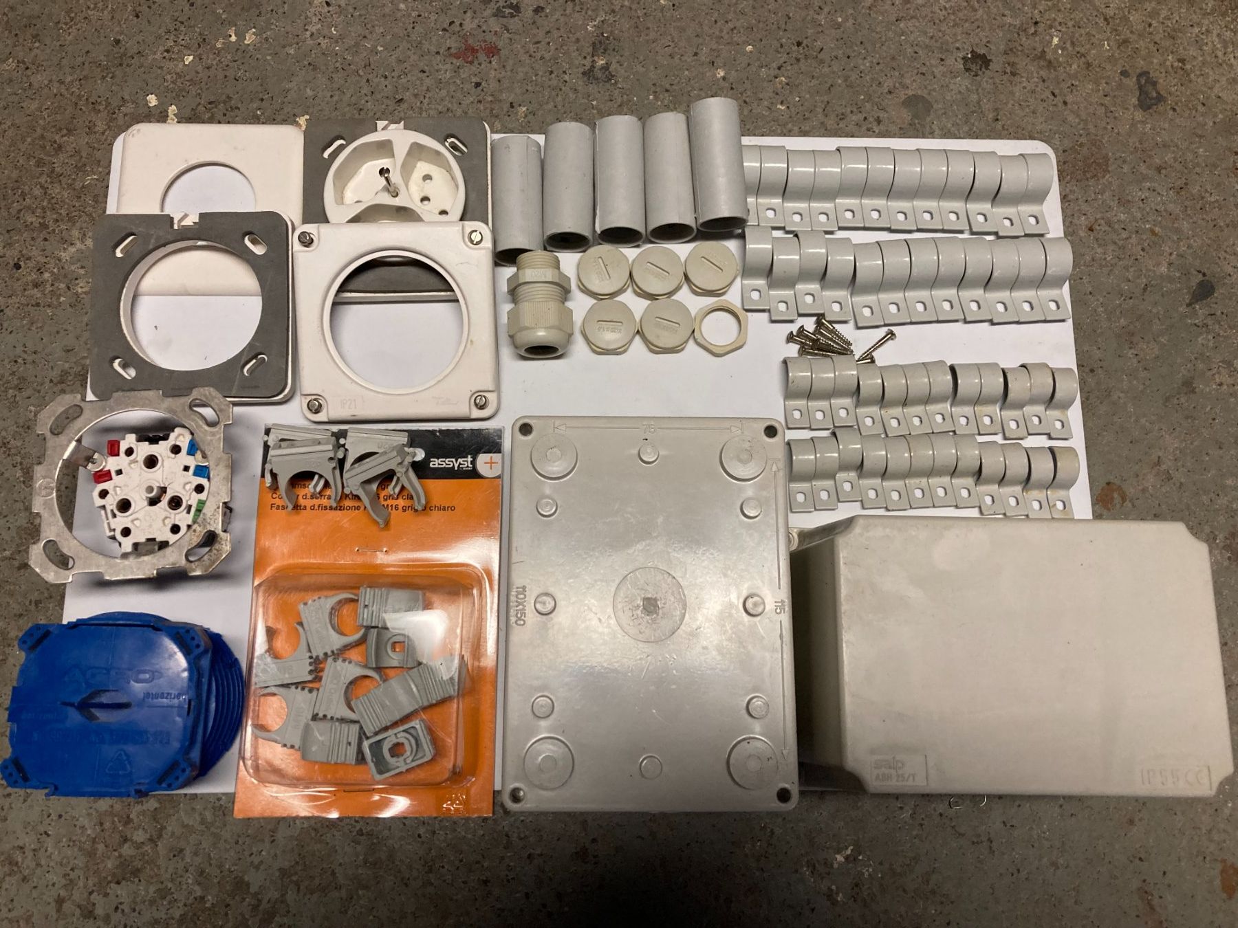 Spine: Elektroinstallationsmaterial, divers, ungebraucht – Nuovo (secondo la descrizione) da Aarau venduto da cooper05
