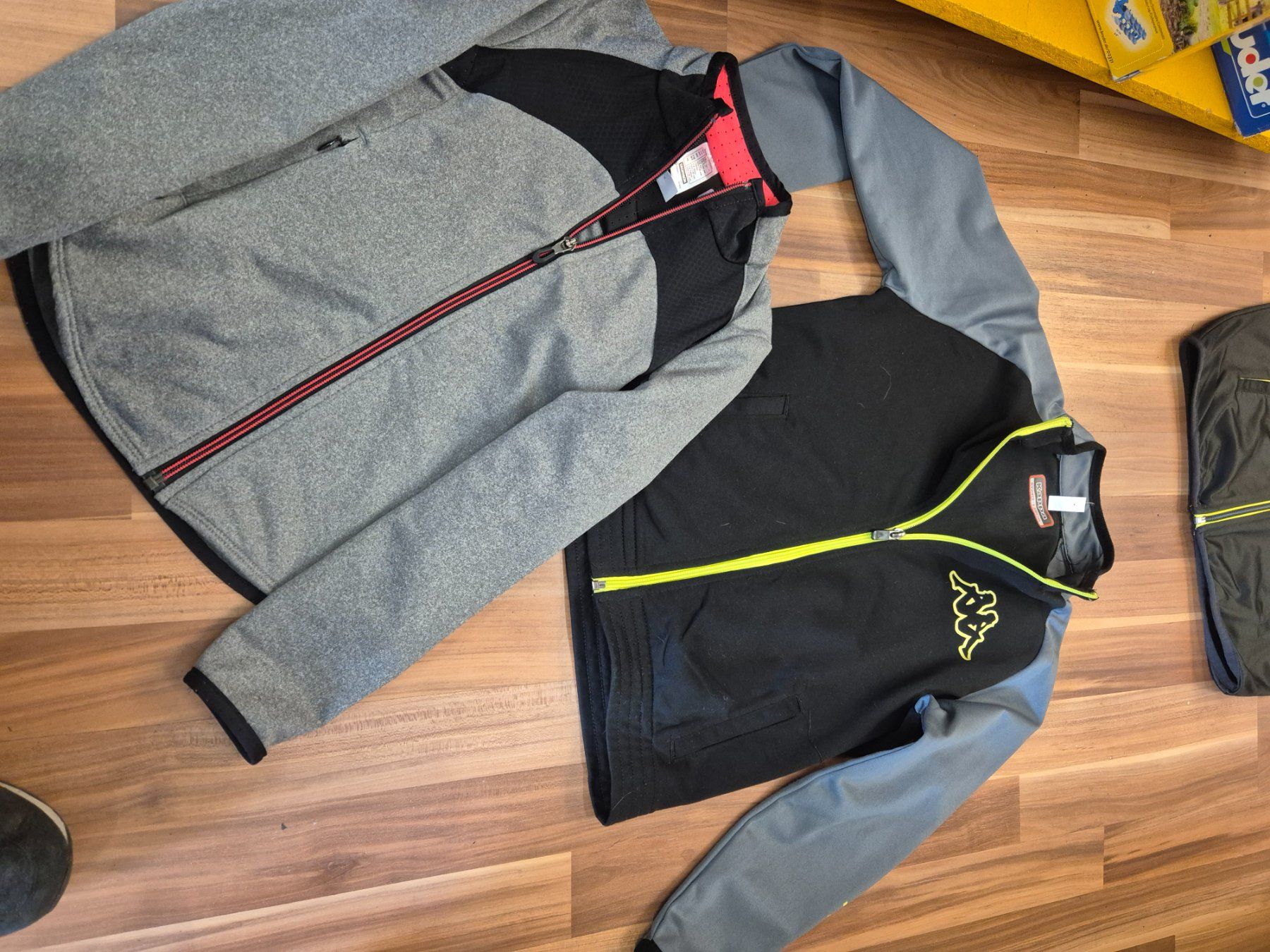 Kappa Giacche & Cappotti: 2 Trainerjacken gr 128 Kappa und Decathlon K14 – Usato da Schwarzenburg venduto da Flamingo07