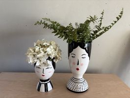 Lot de 2 vases en céramique visage noir blanc bon état