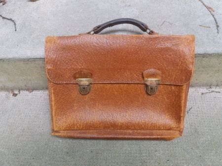 Sac en cuir ancien, style cartable.