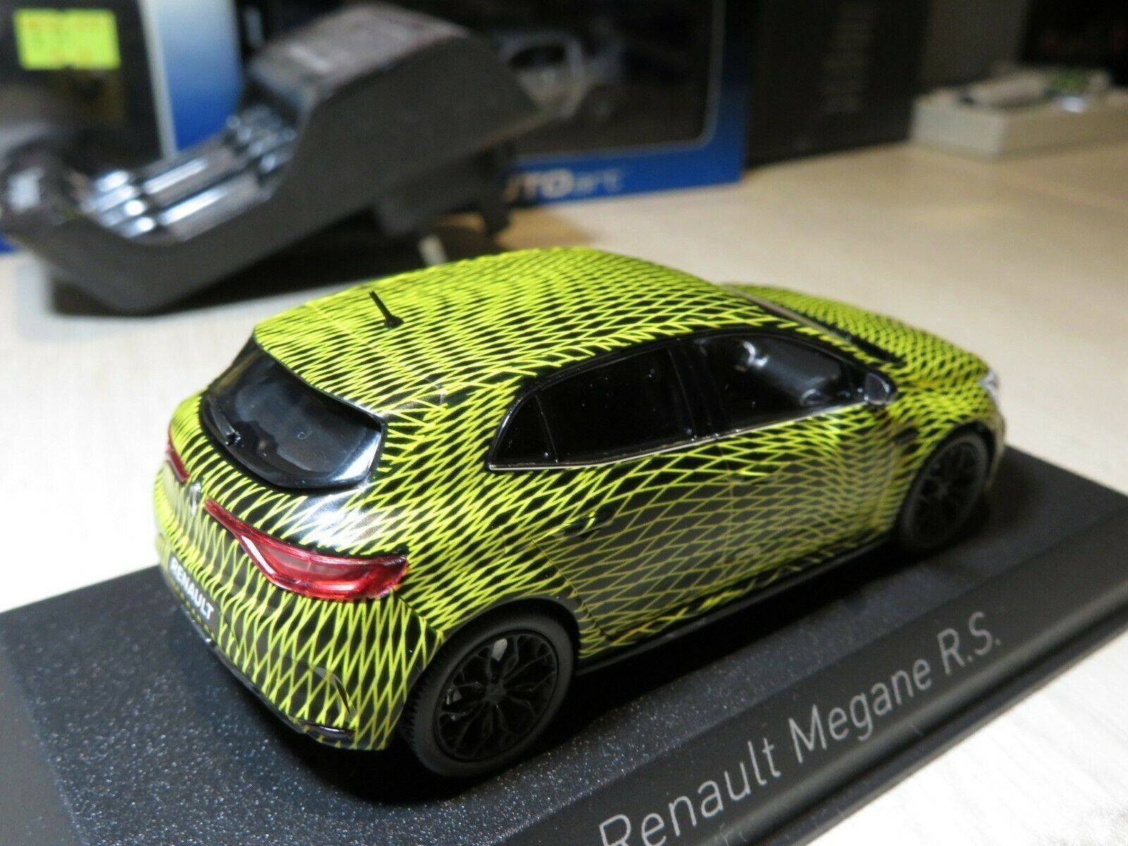 Renault Modellini d'auto: Renault Megane IV R.S. Test Version GP Monaco 2017 gelb- – Nuovo e nell'imballaggio originale da Gerlafingen venduto da espero88 3