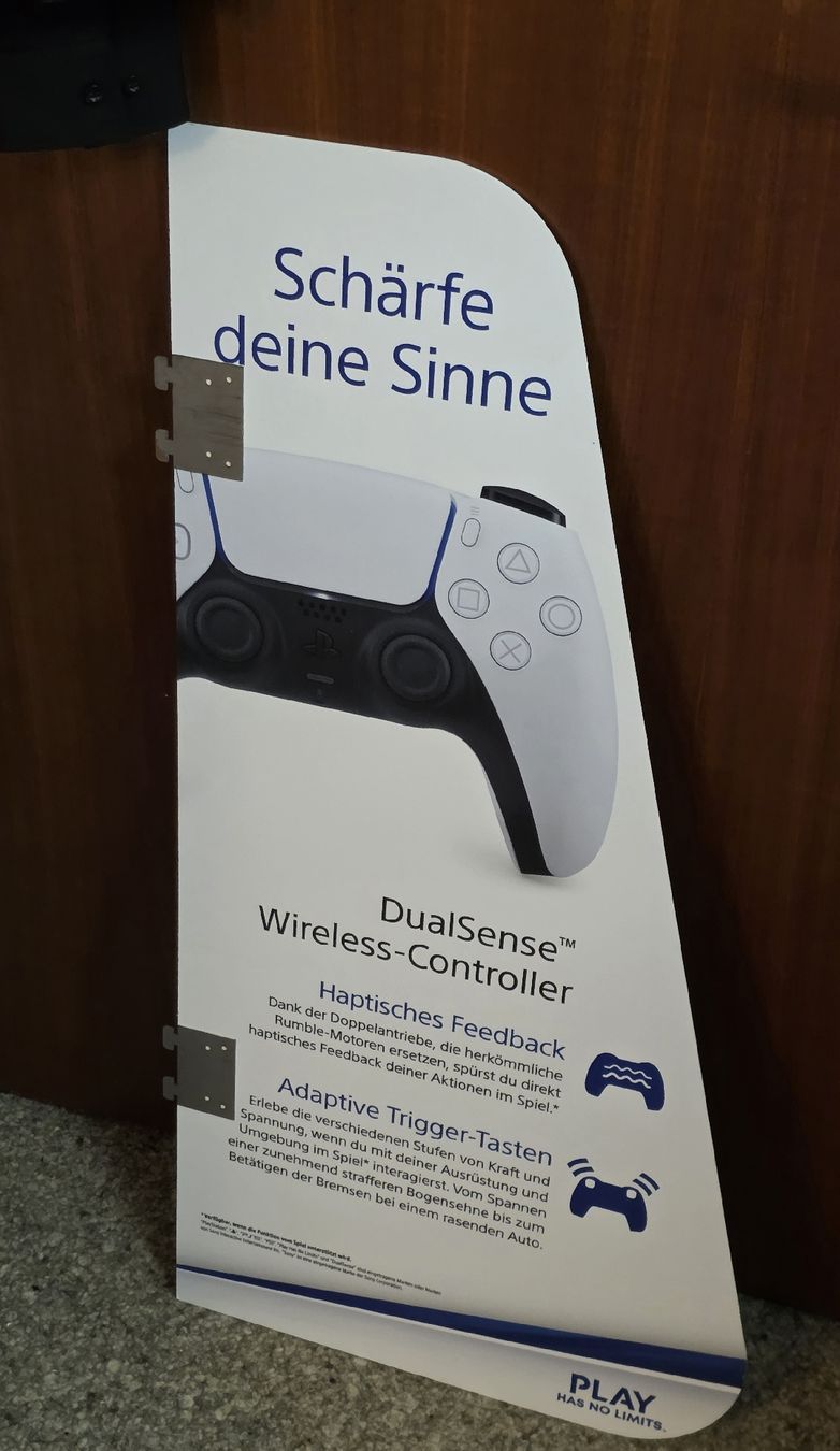 Sony Consoles: Playstation 5 Controller Promo Werbebanner Schaumstoffplatte – D'occasion à Reinach BL par _MasterK_ 1