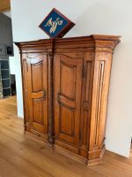 Antiker Schrank massiv Holz zwei Türen guter Zustand. 