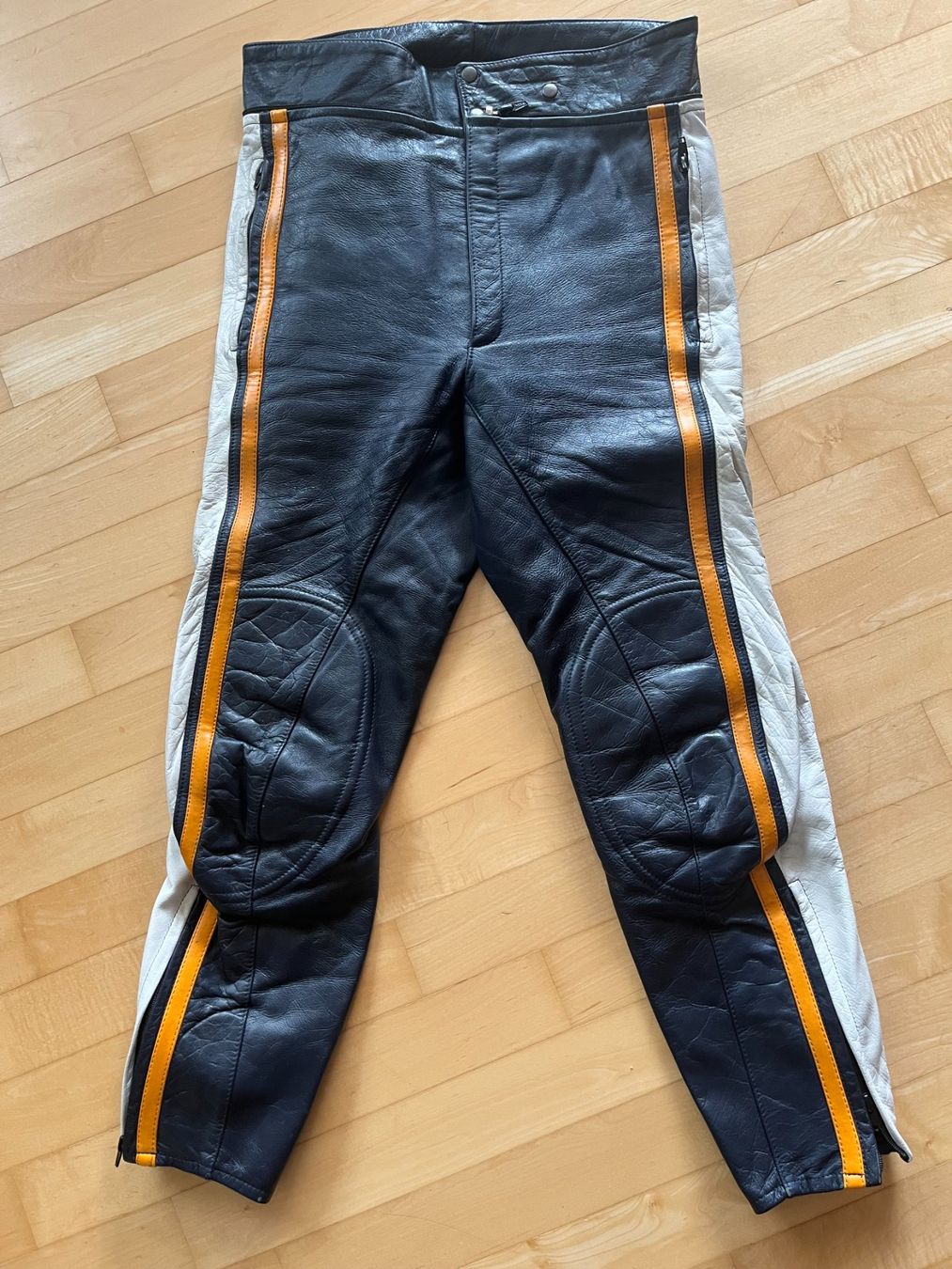 Completi: Motorrad-Lederkombi Vintage 80s – Usato da Jona venduto da Tschapatalpas 3