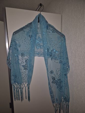 Hellblauer Sommer Schal mit Pailletten - Top Zustand!