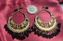 Orecchini dorati con perline nere stile boho lunghi