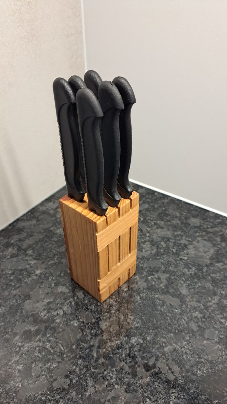 Messer: Messerblock aus Holz mit 6 neuwertigen Messern. – Neu (gemäss Beschreibung) aus Wattwil von weber61