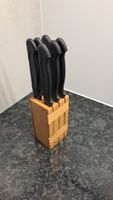 Messerblock aus Holz mit 6 neuwertigen Messern.