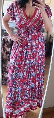 Rotes Sommerkleid mit Blumenmuster, aus Kuba