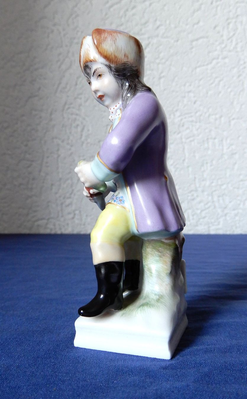 KPM Figuren: KPM Berlin Monatsfigur "Widder" von Fried.Elias Meyer – Defekt aus Senèdes von tintinette43
