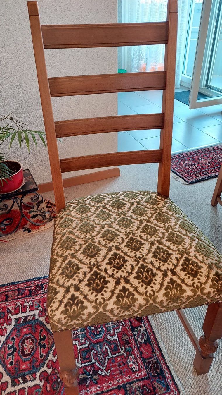 Tische: Runder Esstisch mit 4 Stühlen – Gebraucht aus Ebikon von  3