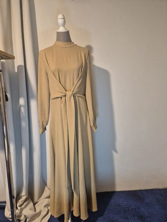 Kleid lang beige mit Bindegürtel, gebrauchter Zustand