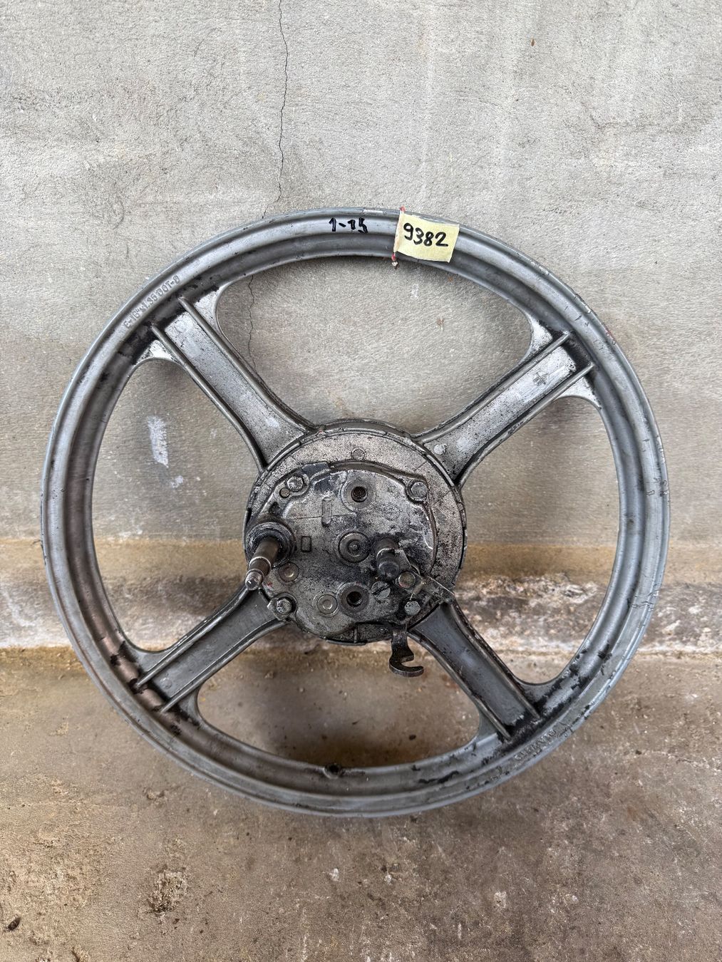 Piaggio Parti ricambio per ciclomotori: Piaggio Variomatik Mofa Hinterrad 1:15 – Difettoso da Fahrni b. Thun venduto da berger_tuning34