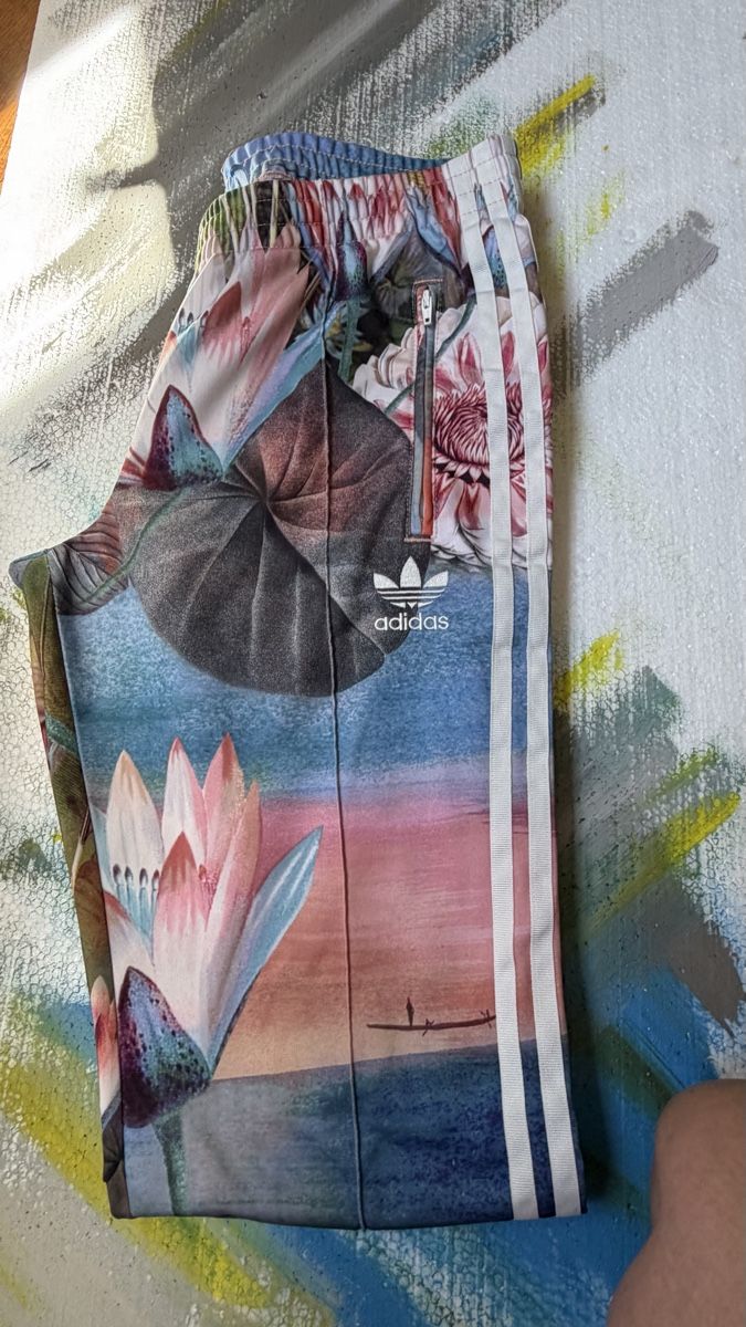 Adidas Pantaloni: Adidas Hose, florales Muster, Grösse 38 – Nuovo (secondo la descrizione) da Bern venduto da VintageRuth
